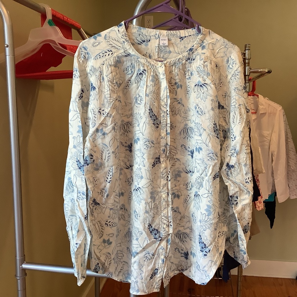 (Bin 7)  Old Navy women’s poet blouse, creams, blues w/flowers, L